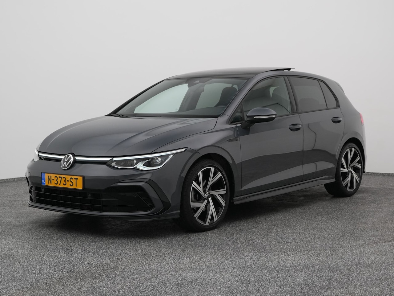 Volkswagen Golf - 1.5 eTSI R-Line Business+ | PANO | CAMERA | ADAPTIVE | H&K | STOEL- EN STUURVERW. - AutoWereld.nl