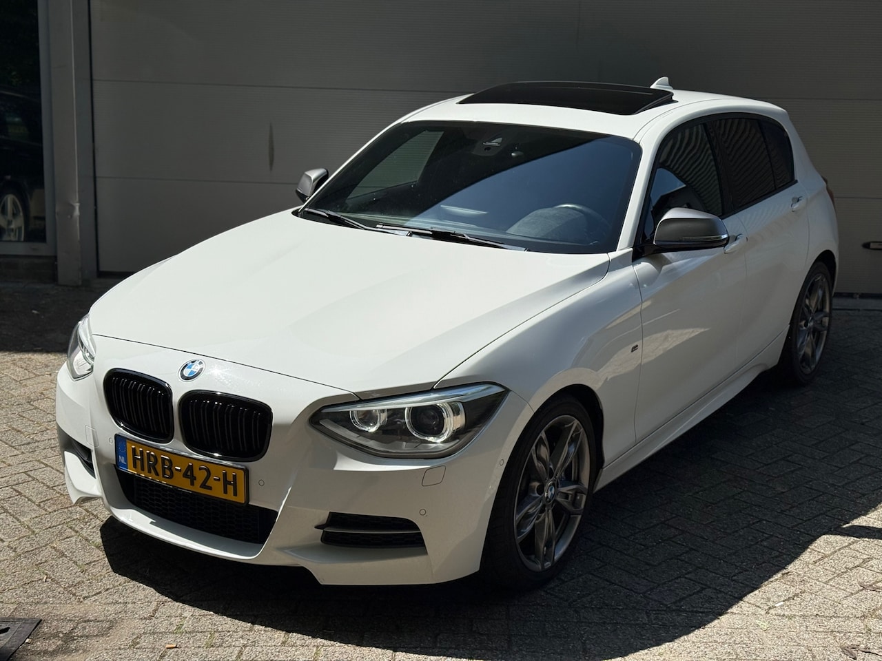 BMW 1-serie - M135i xDrive High Executive l Schuifdak l Volleder l Groot Navi l Bi-Xenon l - AutoWereld.nl