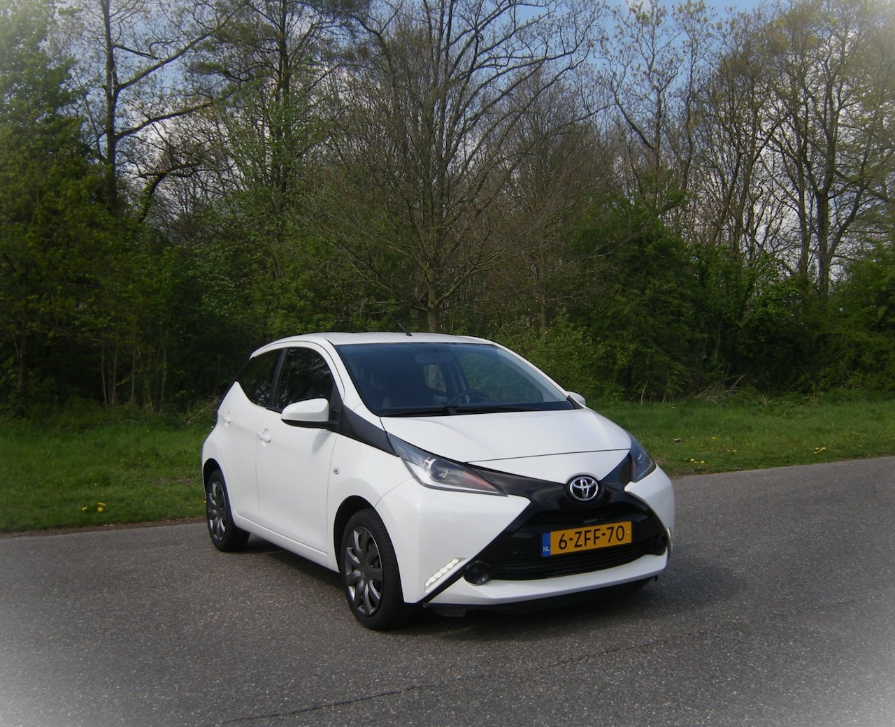 Toyota Aygo - 1.0 VVT-i x-play . 5 drs . Carplay . Cruiscontrol . Airco . Elec ramen . enz - AutoWereld.nl
