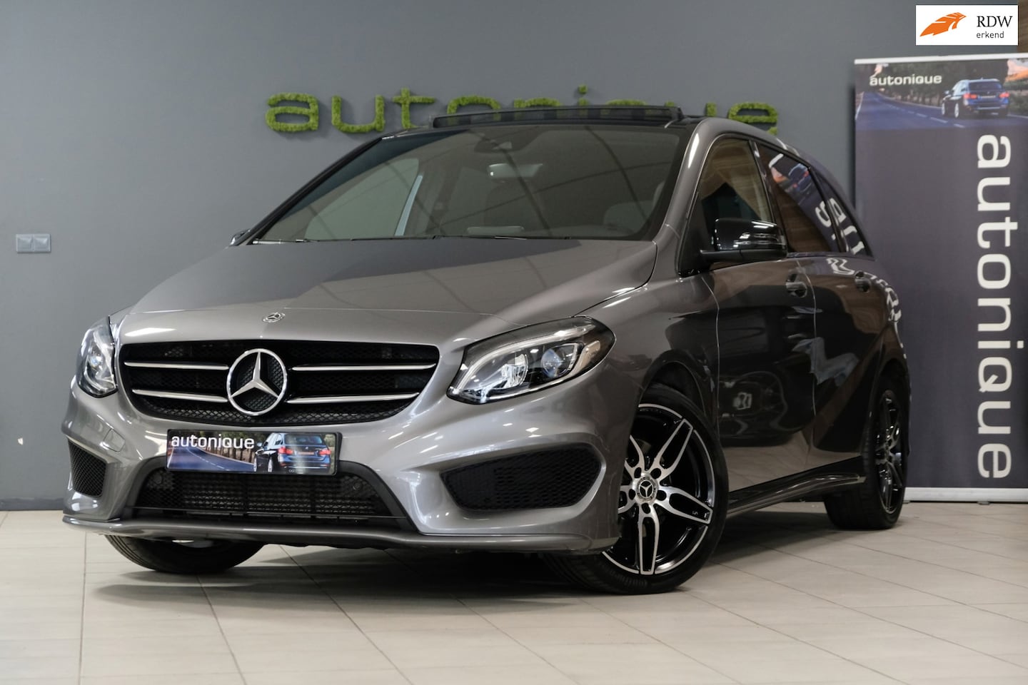 Mercedes-Benz B-klasse - 180 Business Solution AMG line automaat Panodak/navi - AutoWereld.nl