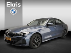 BMW 3-serie - Sedan 330e | LED | Leder | HUD | Schuifdak | Sportstoelen | Stoelverwarming | DAB | Alu 18