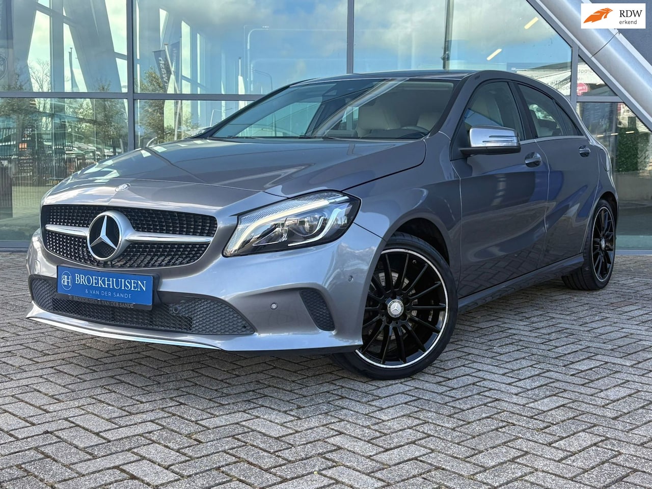 Mercedes-Benz A-klasse - 180 Prestige Automaat / Camera / Trekhaak - AutoWereld.nl