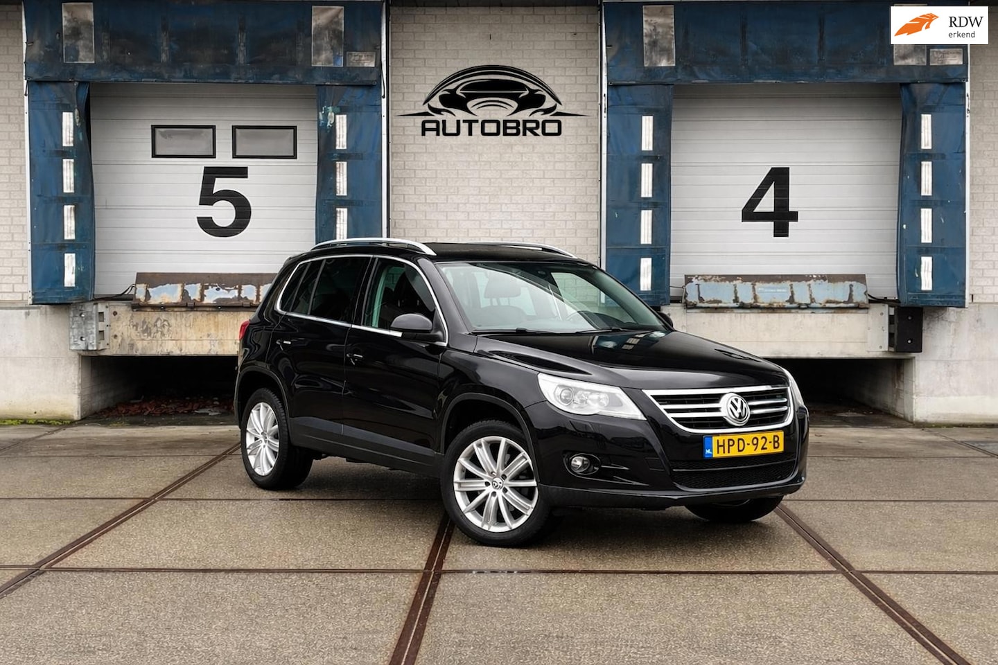 Volkswagen Tiguan - 2.0 TSI Comfort&Design 4Motion (170PK+PANO+CAMERA+ONDERHOUD) - AutoWereld.nl