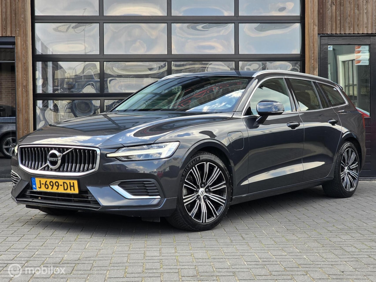 Volvo V60 - 2.0 T6 TWIN ENGINE 340PK LEER CARPLAY NAVI AWD - AutoWereld.nl
