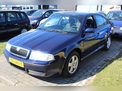 Skoda Octavia - 1.6 Elegance AUTOMAAT Climate Cruise Trekhaak Nwe distributie NAP APK