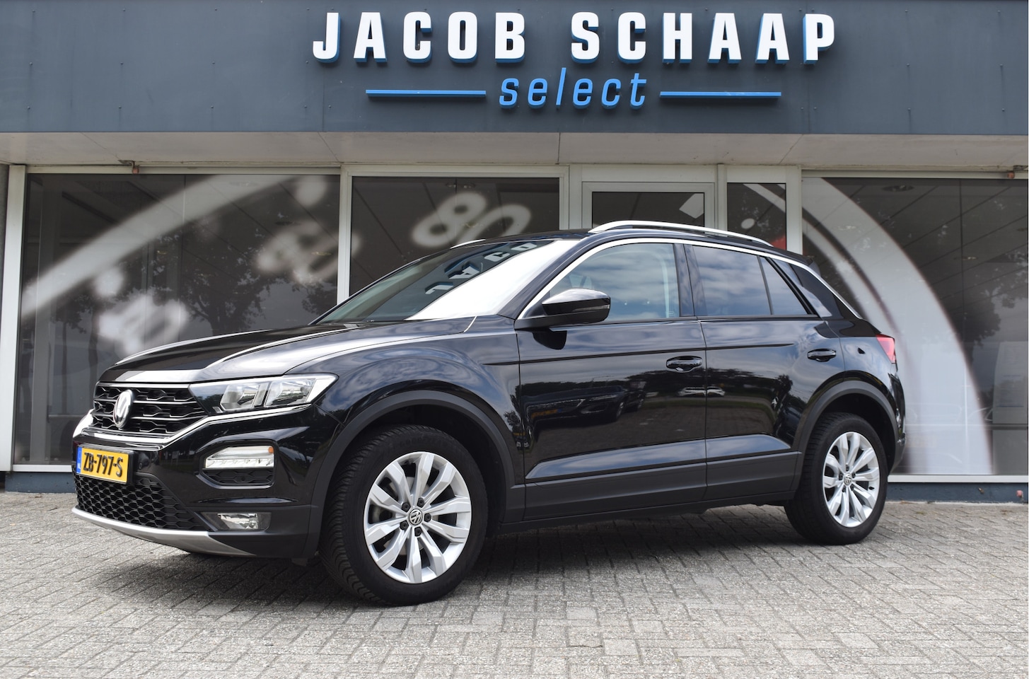 Volkswagen T-Roc - 1.5 TSI Style Automaat / Navigatie / Adap. Cruise / Trekhaak / PDC v+a / Camera / 17" LM - AutoWereld.nl