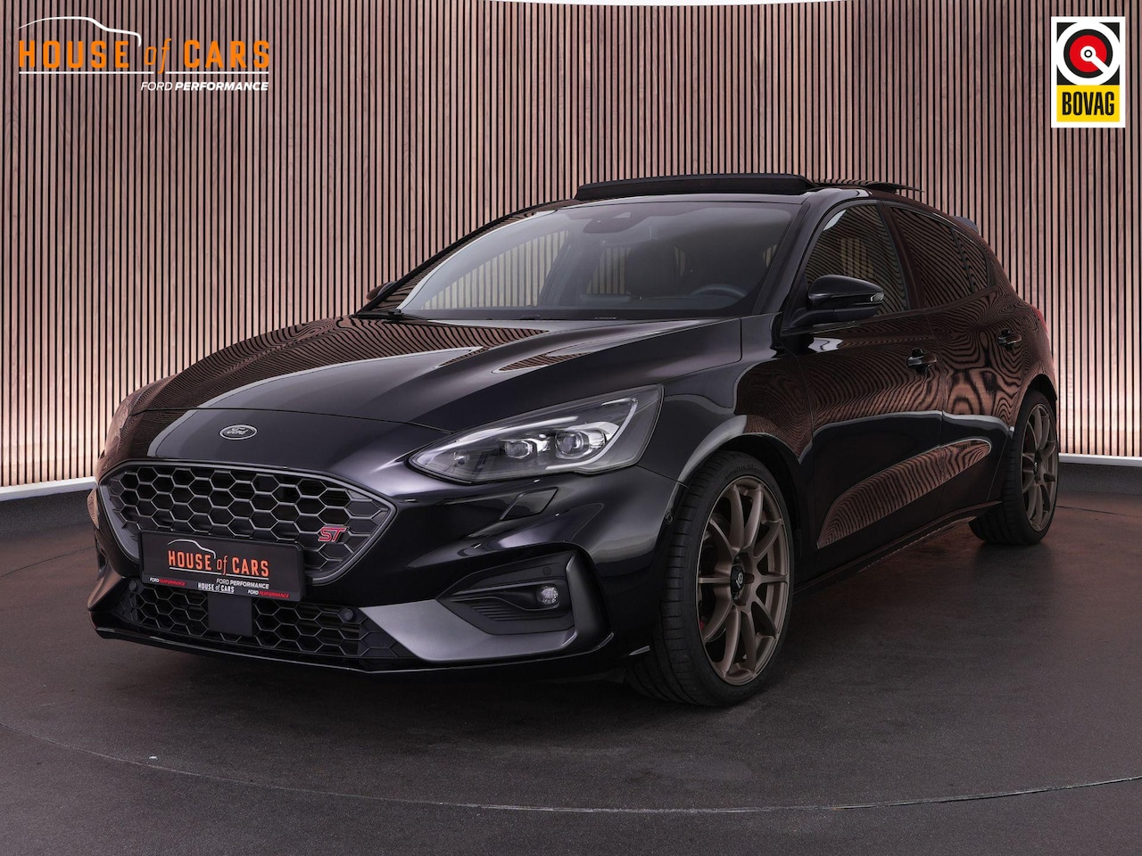 Ford Focus - ST-3 2.3 280pk |dealer onderhouden|19" sparco|panoramadak|head-up|B&O|adaptive LED|Apple c - AutoWereld.nl