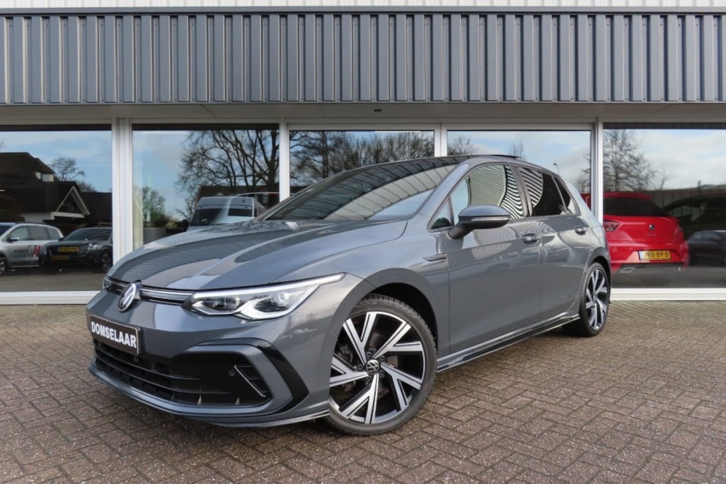 Volkswagen Golf - 1.5 eTSI R-Line PANO, HarmanKardon, Camera - AutoWereld.nl