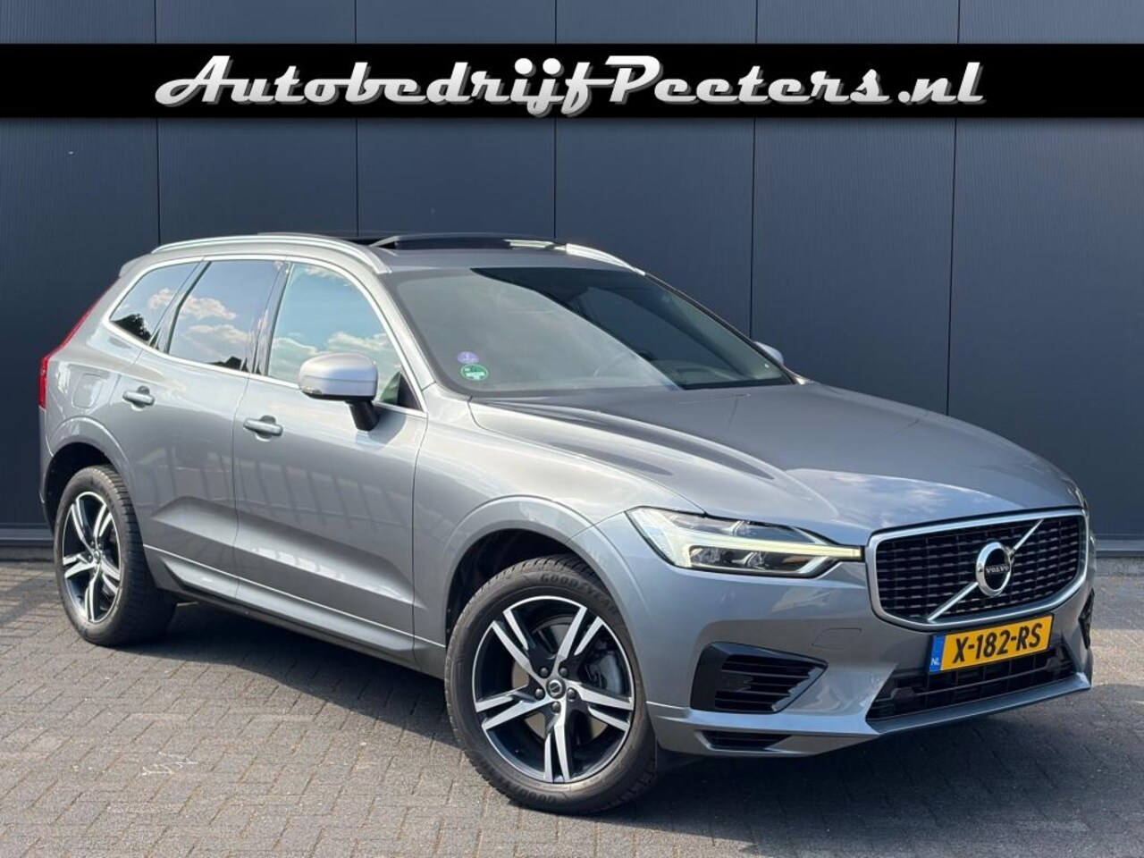 Volvo XC60 - 2.0 T8 AWD R-Design Pano Leder Navi Carplay LED Memory e.Trekhaak - AutoWereld.nl