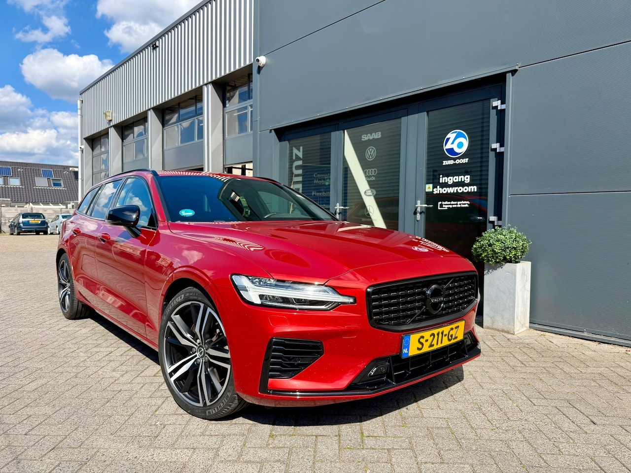 Volvo V60 - 2.0 T8 Recharge AWD R-Design 2.0 T8 Recharge AWD R-Design - AutoWereld.nl