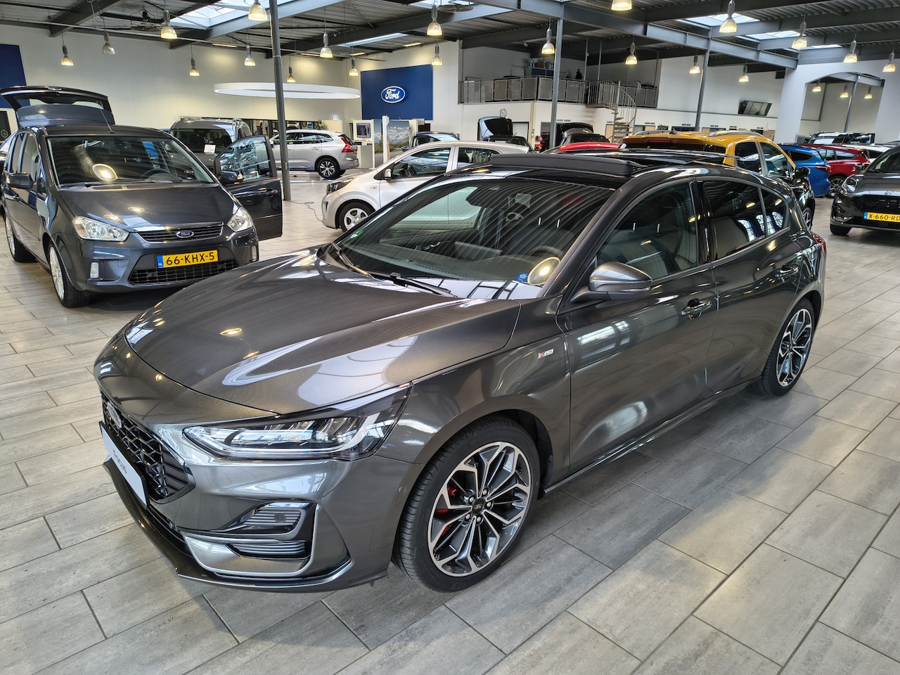 Ford Focus - ST-Line EcoBoost Hybrid 155 pk | Pano | 18" | Winter Pack | Camera | Adapt. cruise | Camer - AutoWereld.nl