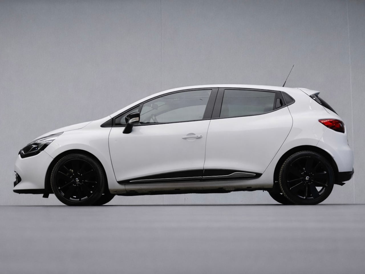 Renault Clio - 0.9 TCe Dynamique Sport (SCHUIFDAK,NAVI,PDC,BLACK/WHITE EDITION,CRUISE,GETINT,LED,SPORTSTO - AutoWereld.nl