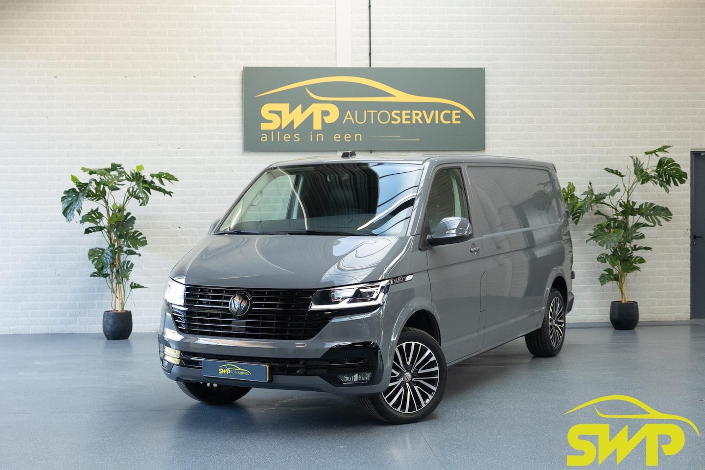 Volkswagen Transporter - 2.0 TDI L2H1 28 Bulli | Luxe leder | Automaat | Navi | Camera | ACC | Trekhaak - AutoWereld.nl