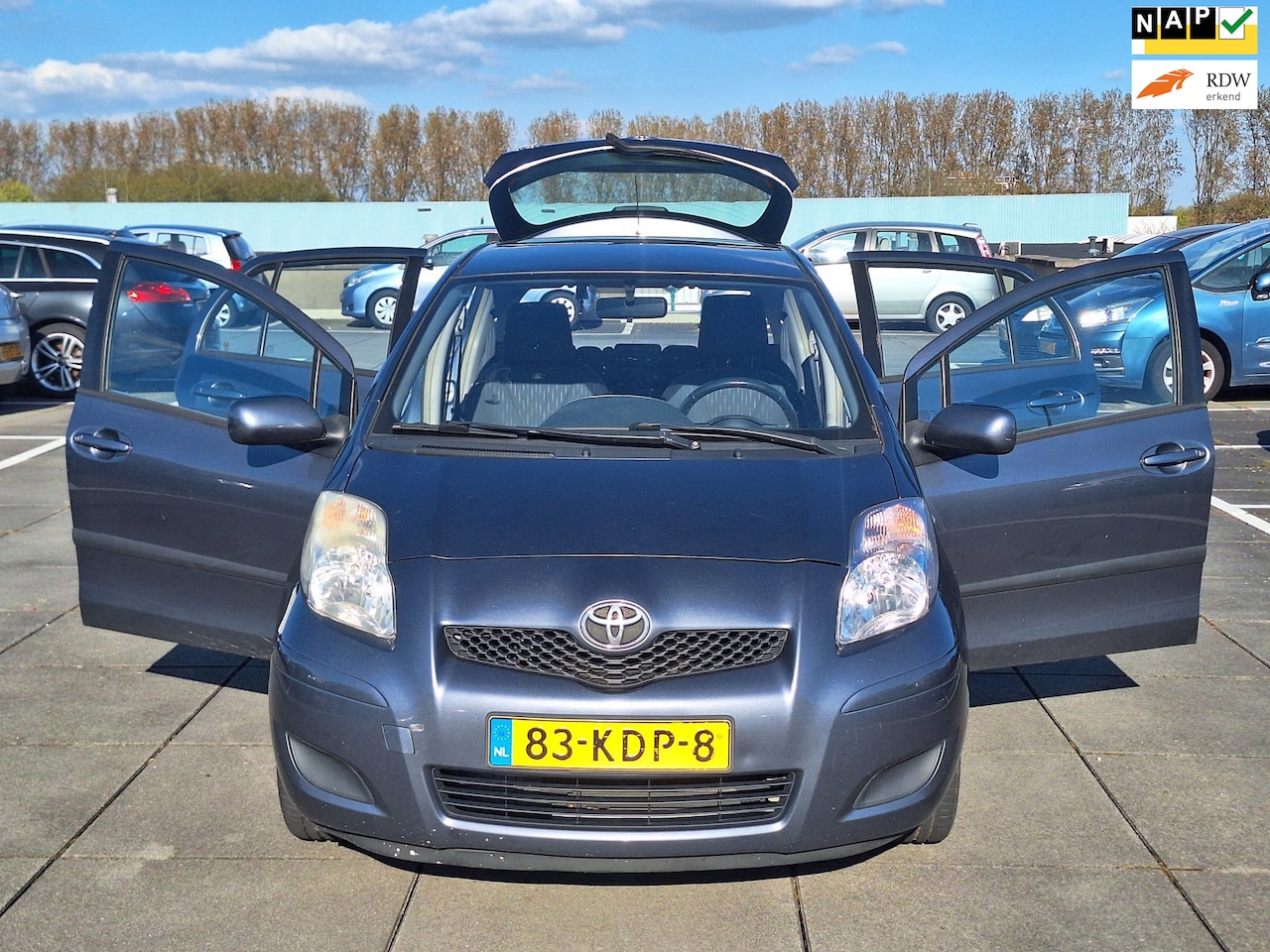 Toyota Yaris - €2850,-1.3 VVTi Aspiration 5 Drs Aircondition Trekhaak - AutoWereld.nl