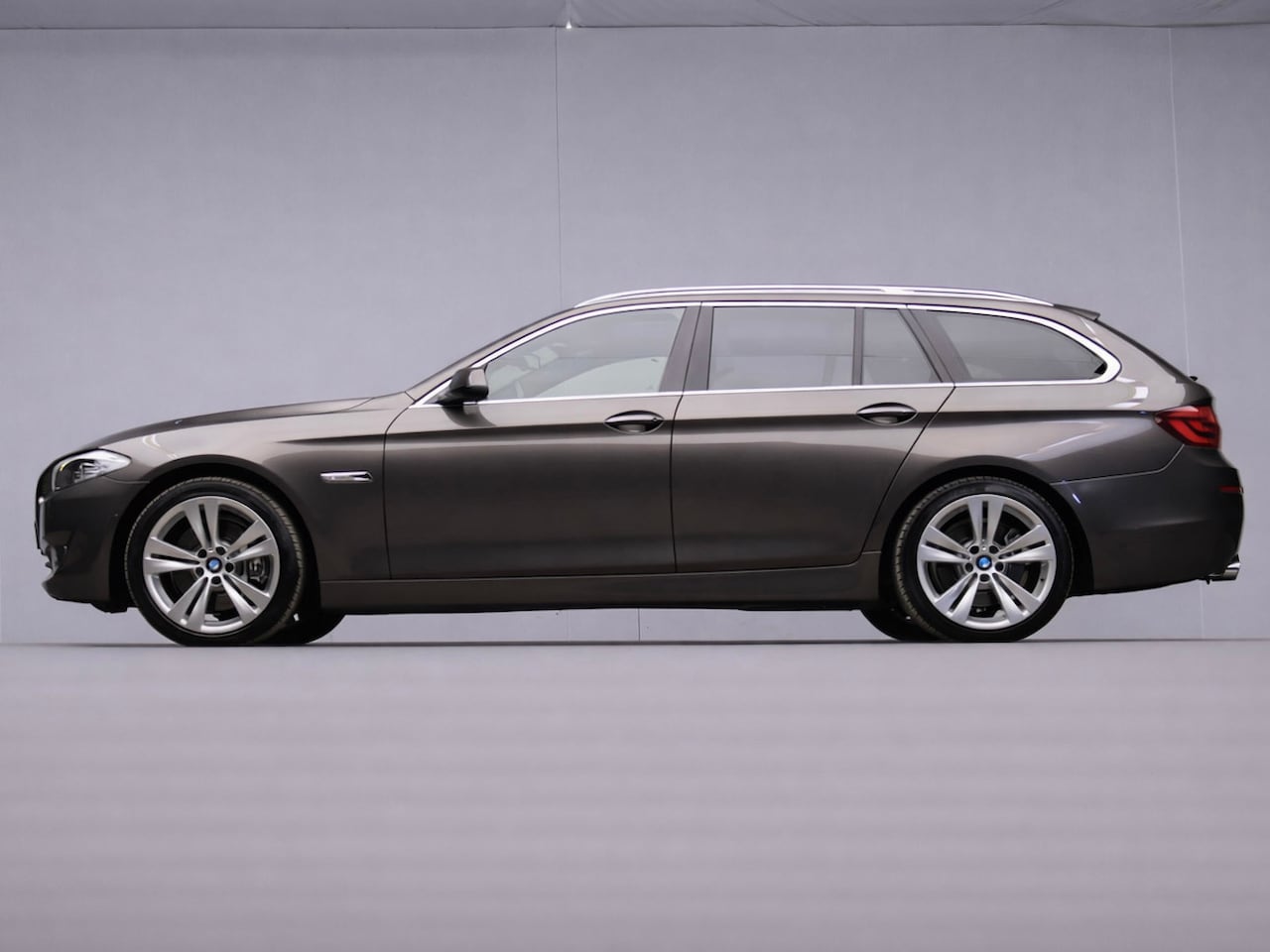 BMW 5-serie Touring - 530i Upgrade Edition Sport (PANORAMADAK,NAVI,CAMERA,PDC,ELEKTRISCHE STOELEN,GETINT,LEDER,L - AutoWereld.nl