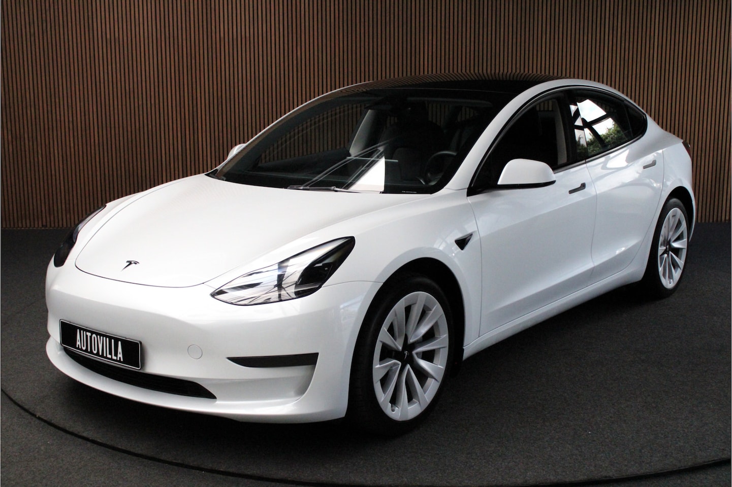 Tesla Model 3 - RWD Autopilot ACC Stuurverwarm. PDC Leer Navi Panoramadak 360° Elektr. achterklep Stoelver - AutoWereld.nl