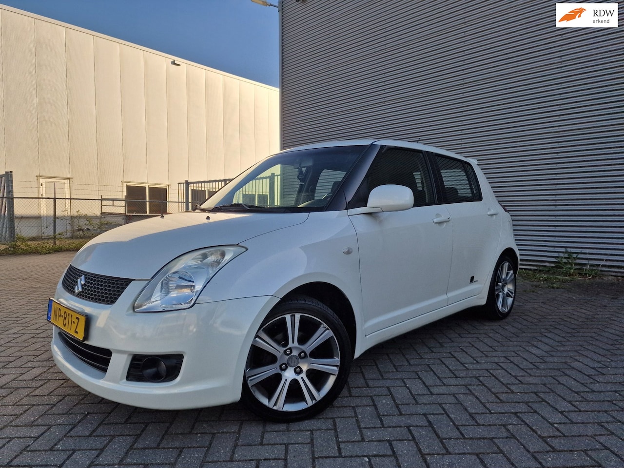 Suzuki Swift - 1.3 Base NAVI PARELMOER 5 DEUR BOEKJES - AutoWereld.nl