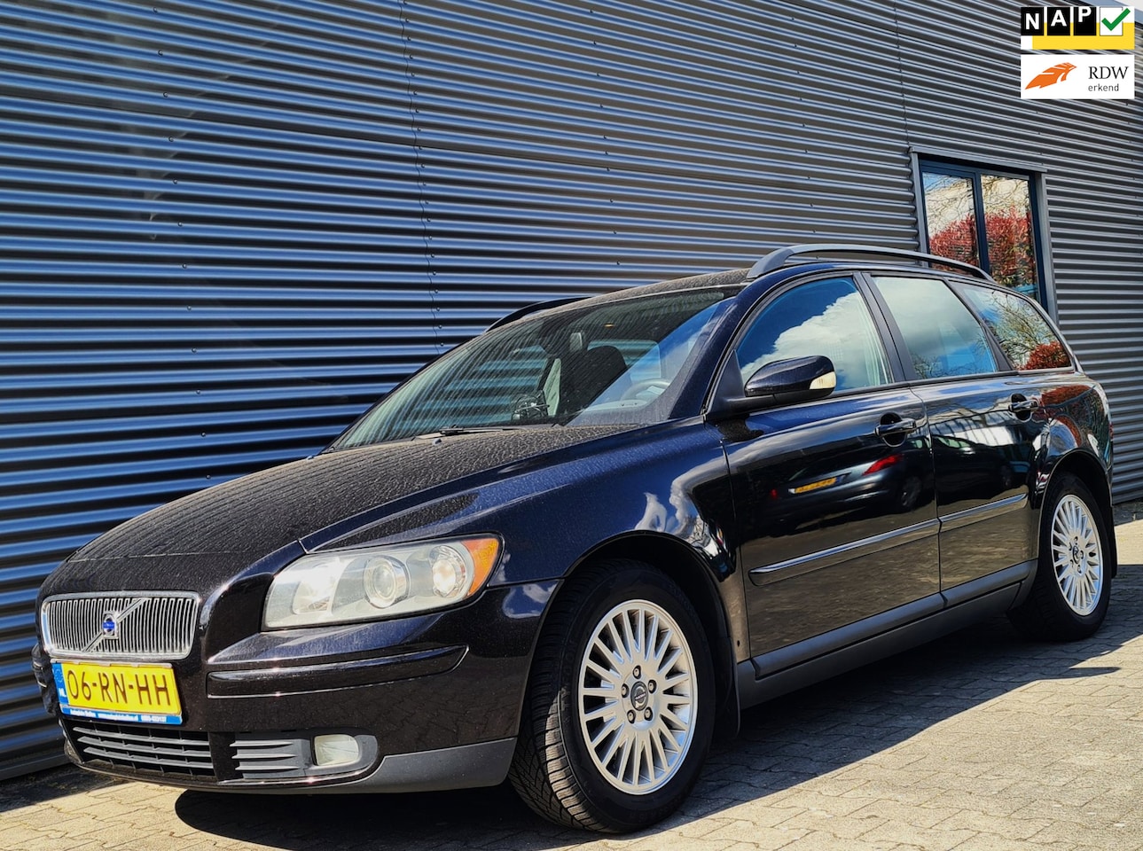 Volvo V50 - 2.4 Momentum 06-2005 Black Sapphire Metallic - AutoWereld.nl