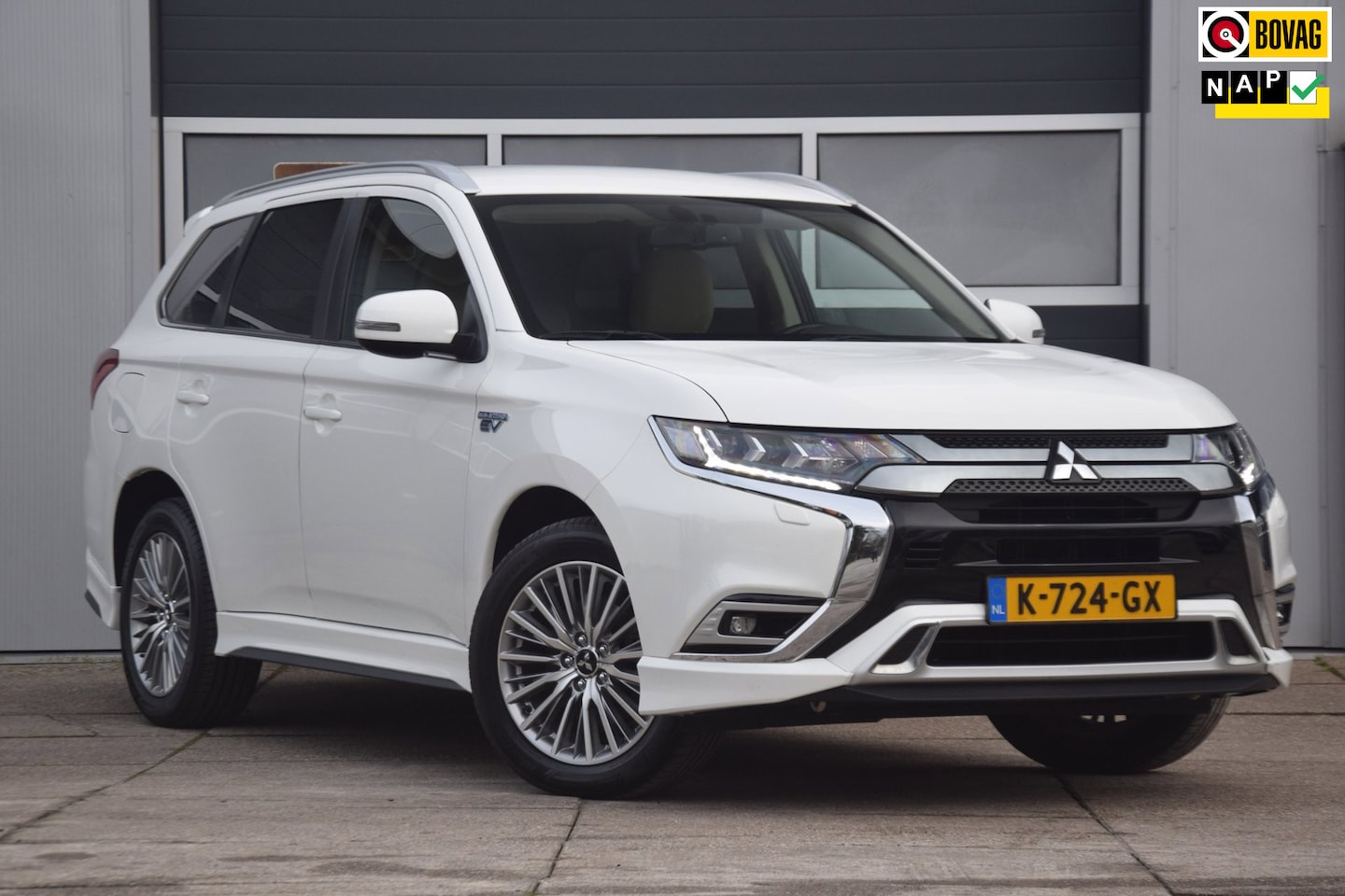 Mitsubishi Outlander - 2.4 PHEV Pure+ Leer / Trekhaak / Side skirts - AutoWereld.nl