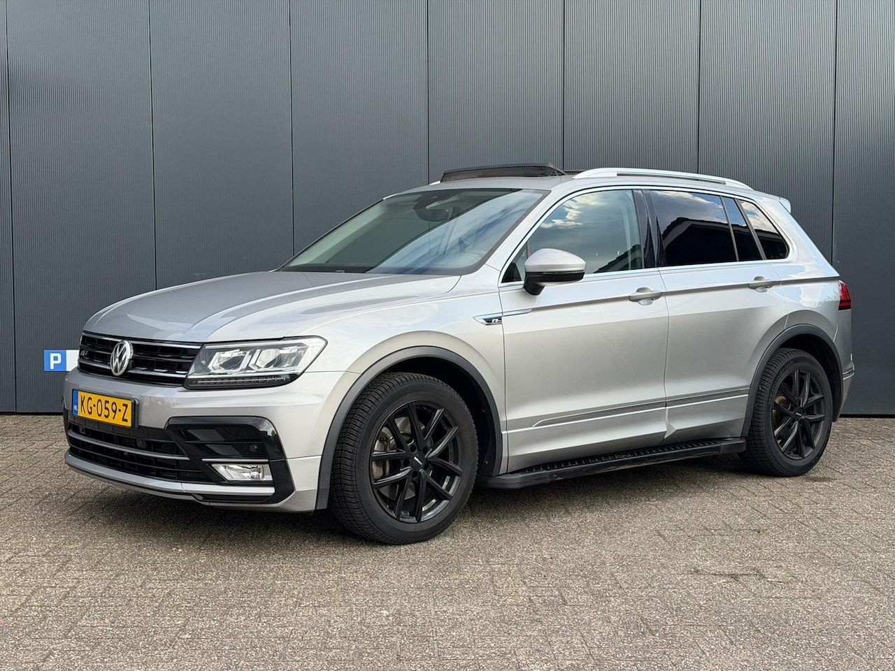 Volkswagen Tiguan - 2.0 TSI 4Motion Highline R-Line | Pano |LED| Adaptive Cruise| Org. NL - AutoWereld.nl
