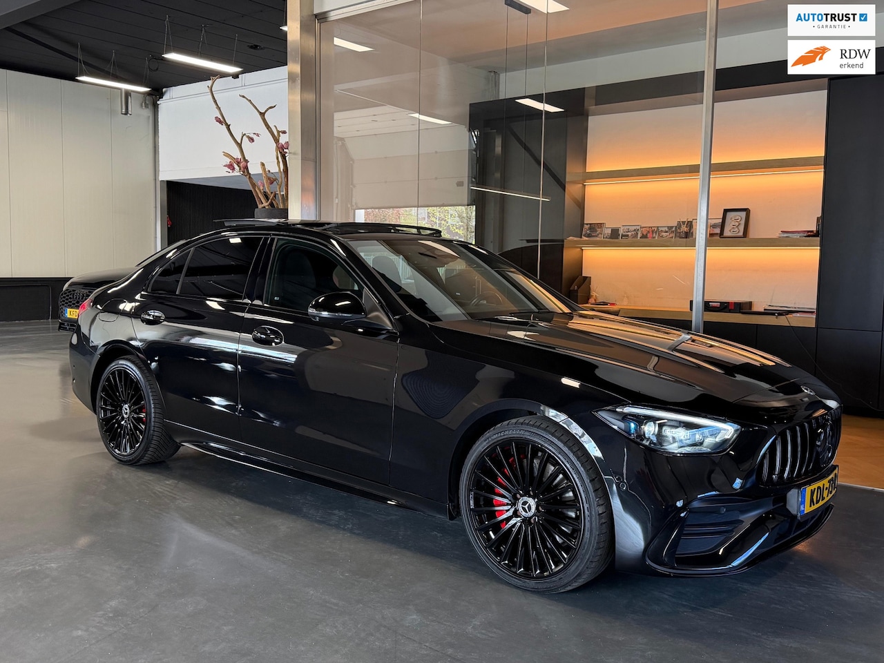 Mercedes-Benz C-klasse - 300 e AMG Night Pano Memory 360Cam Sfeer+ - AutoWereld.nl