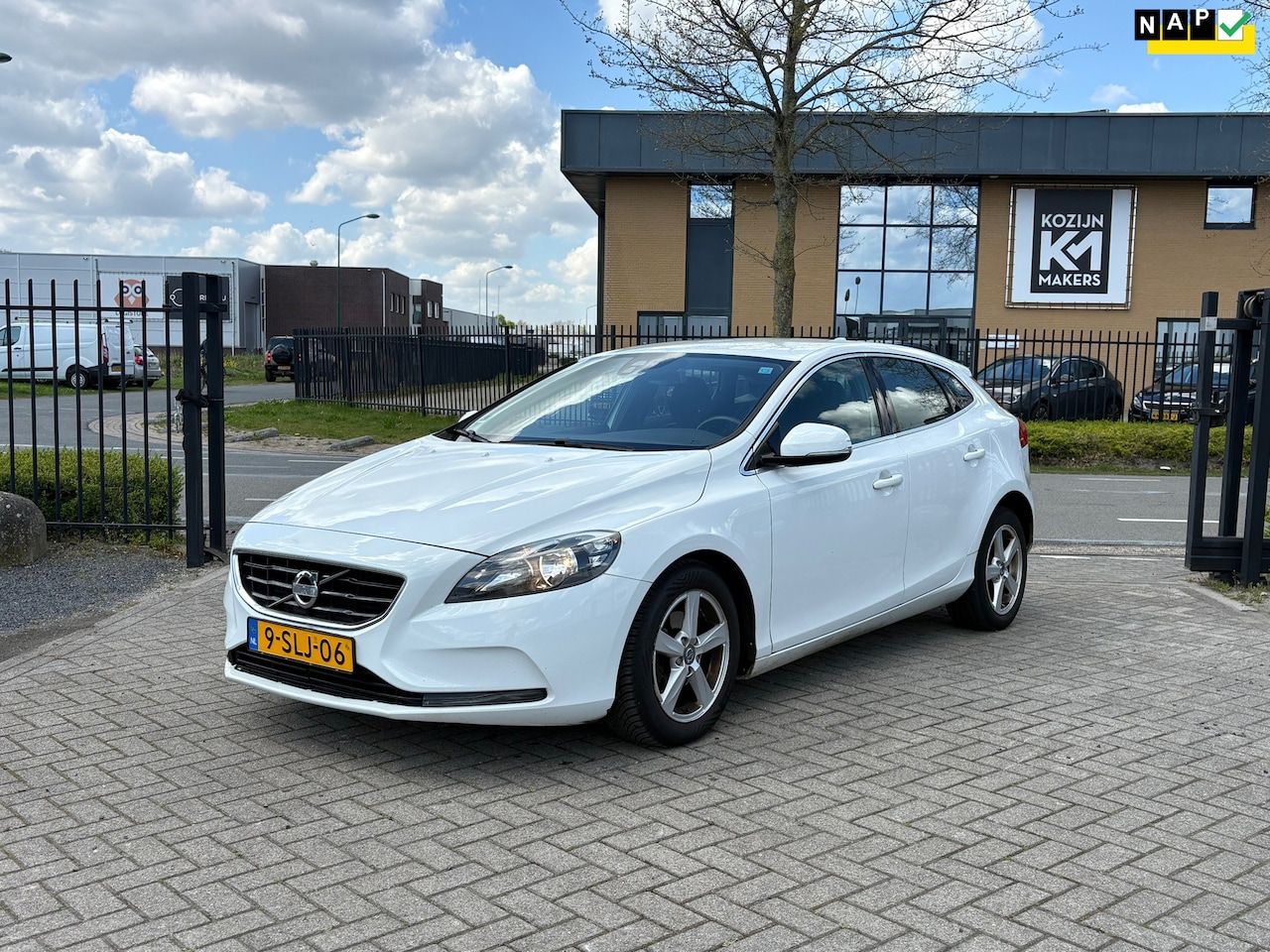 Volvo V40 - 1.6 D2 Momentum | Airco | Cruise | Navi - AutoWereld.nl