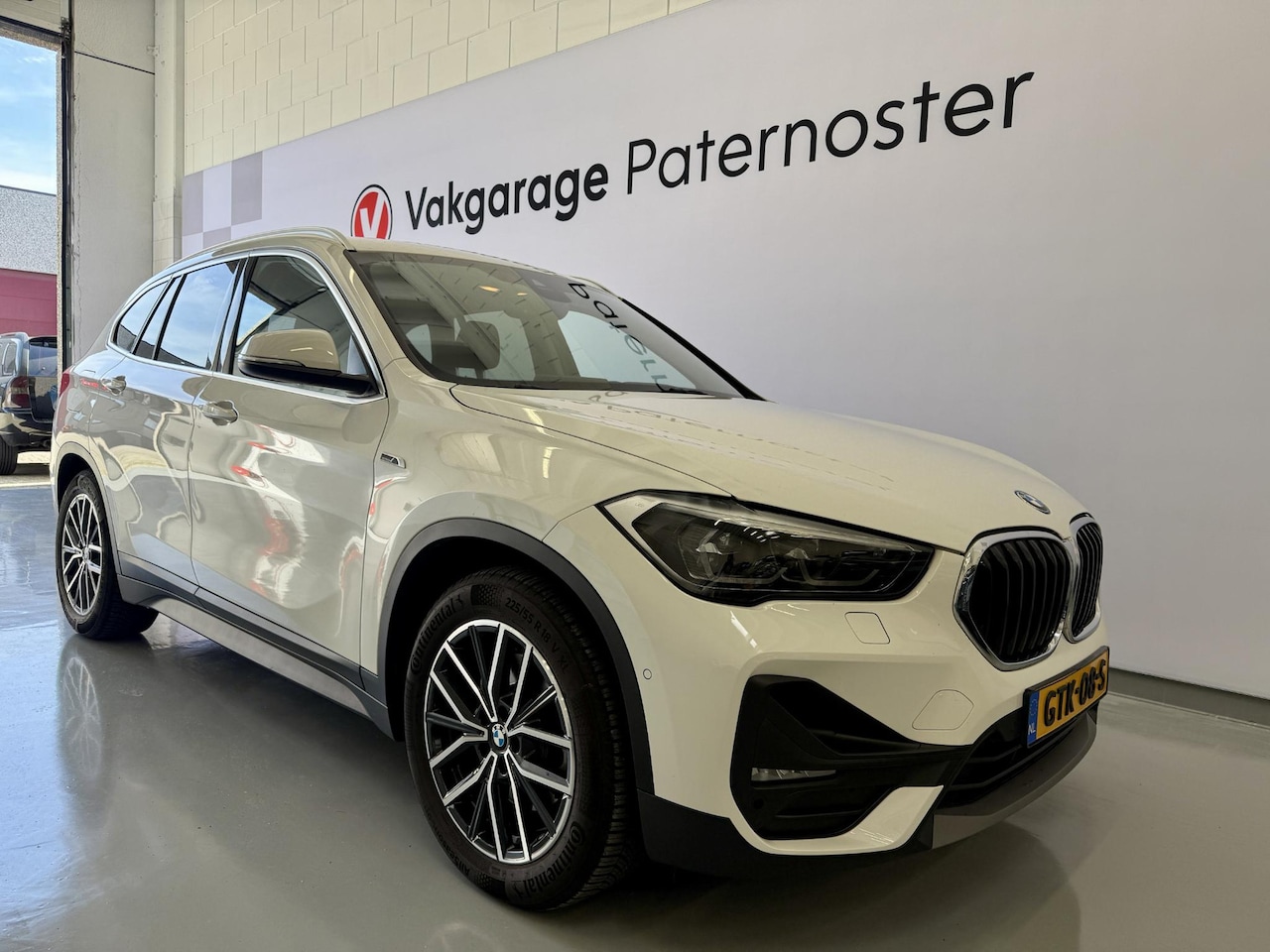BMW X1 - xDrive25e High Executive Carplay / HUD / Adaptive Cruise / Elektr achterklep - AutoWereld.nl