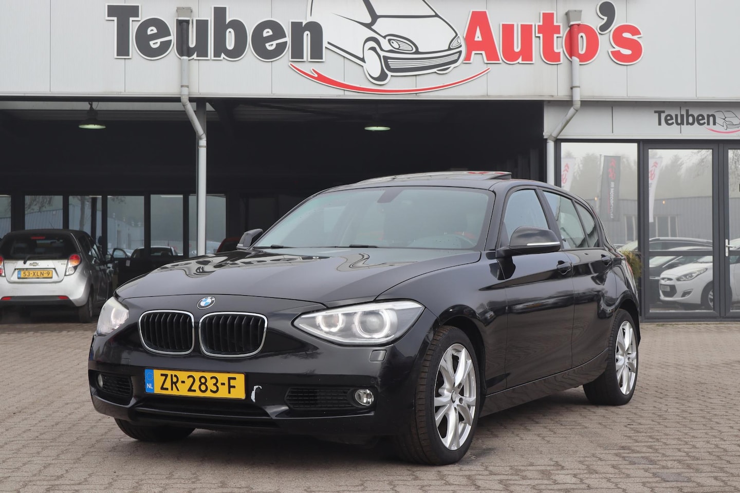 BMW 1-serie - 118i Executive | Schuif-/kanteldak | Xenon | Parkeersensoren | Climate control - AutoWereld.nl