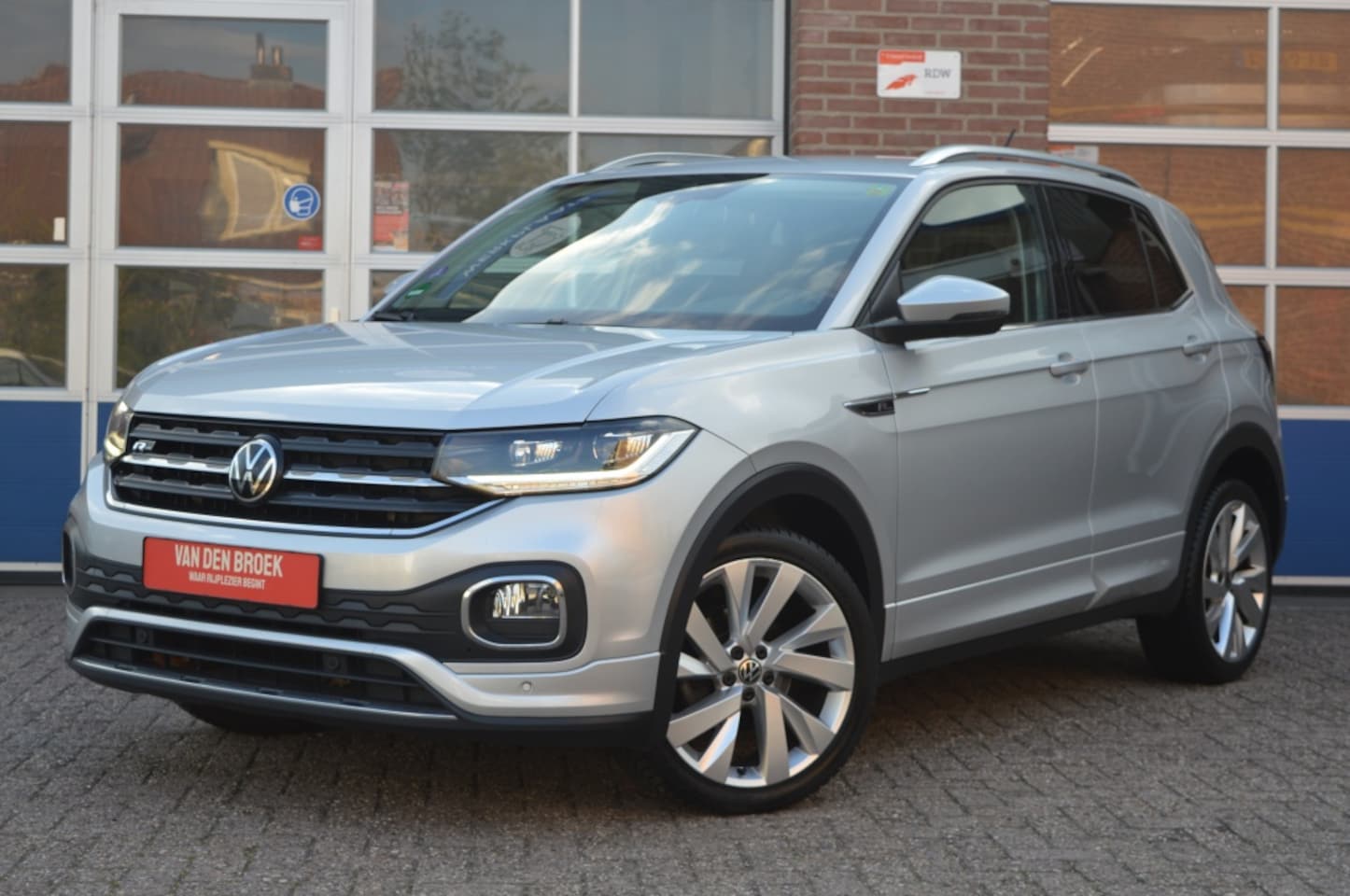 Volkswagen T-Cross - 1.0 TSI R-Line | AUT - CAMERA - CARPLAY - AutoWereld.nl