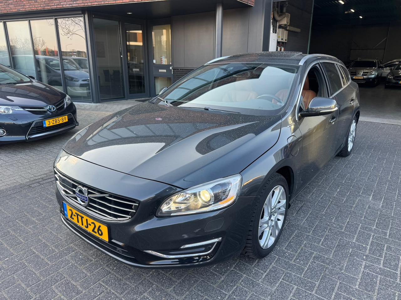 Volvo V60 - 2.4 D6 AWD Plug-In Hybrid XENON SCHUIFDAK LEDER ACC VOL! ORIG NL NAP - AutoWereld.nl