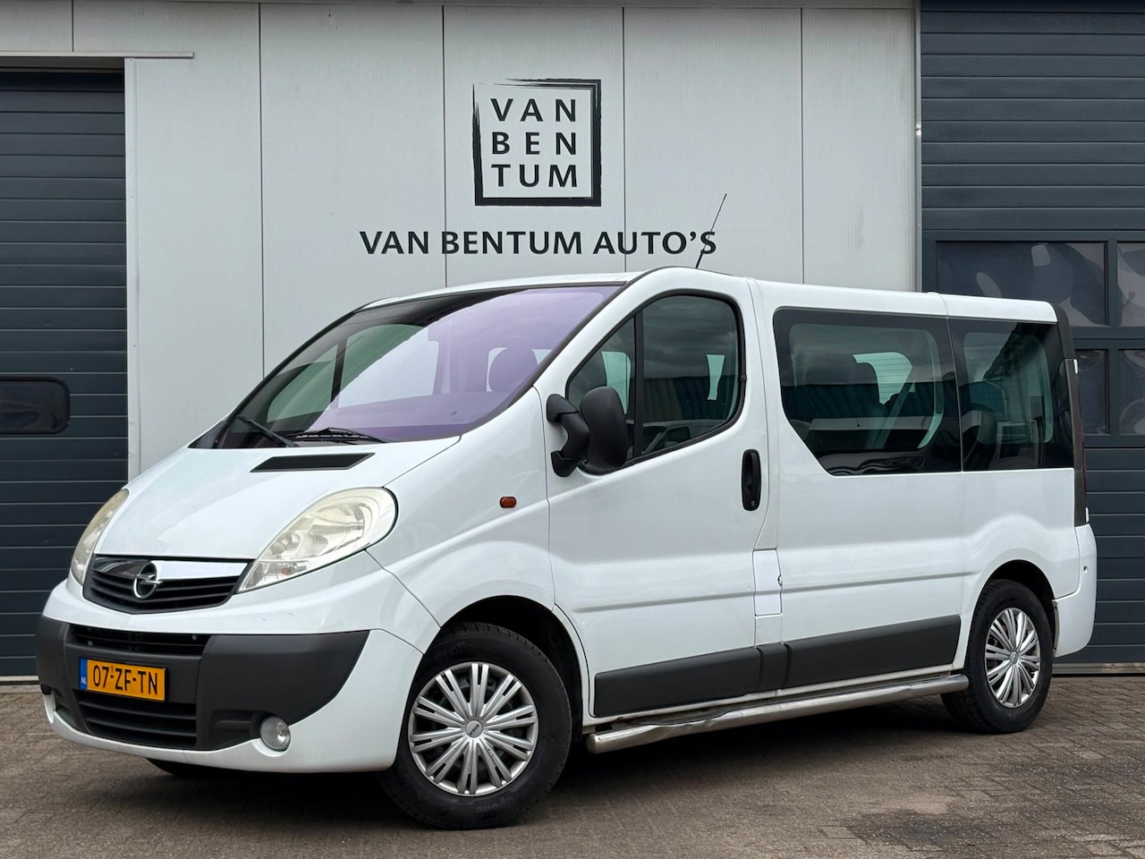 Opel Vivaro Combi - 2.5CDTI 145pk L1H1 9-pers. Airco 169000km NAP! - AutoWereld.nl