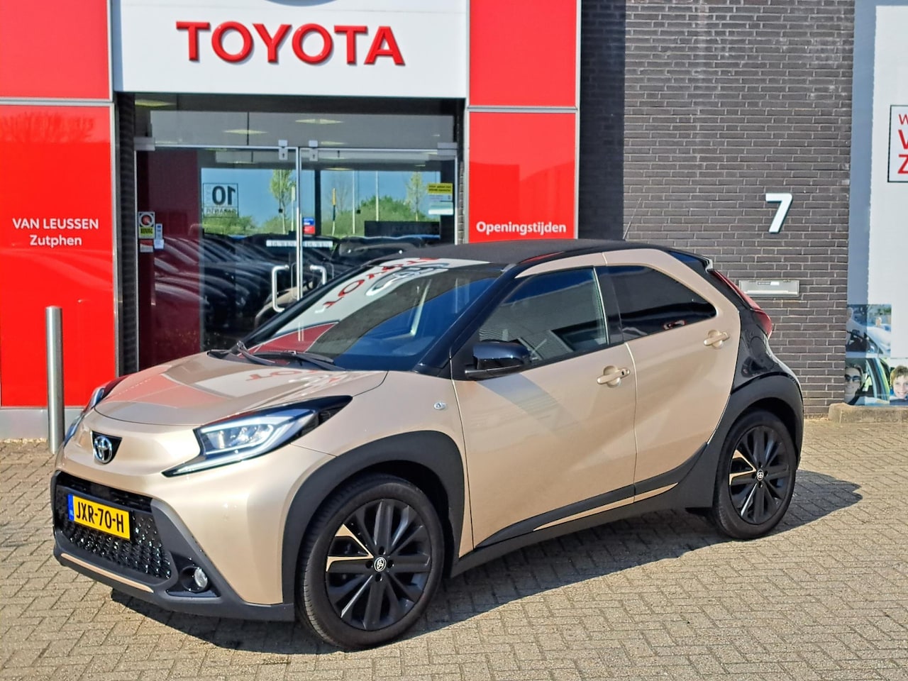 Toyota Aygo X - ENVY CABRIO PDC STOELVERWARMING ELEKTRISCH VOUWDAK ZWARTE VELGEN - AutoWereld.nl