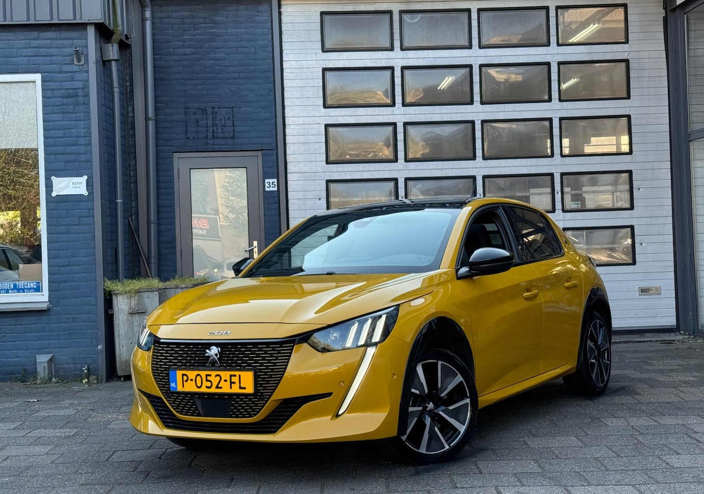 Peugeot e-208 - EV GT Pack 50 kWh | Clima | Camera | Pano | N.A.P - AutoWereld.nl