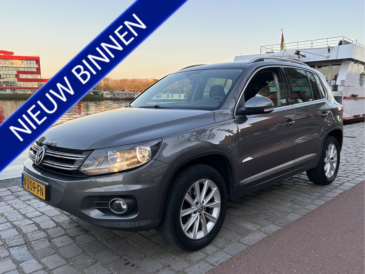 Volkswagen Tiguan - 1.4 TSI Sport&Style 4motion R-line Edition 4x4 Airco/ECC Pano Navi Trekhaak - AutoWereld.nl