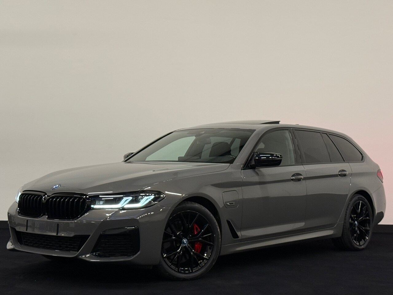 BMW 5-serie Touring - 530e xDrive M Sport M5 Pano Memory Trekhaak - AutoWereld.nl