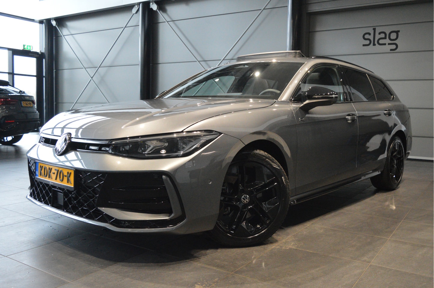 Volkswagen Passat Variant - 2.0 TDI 3X R-LINE head up pano trekhaak 18 inch 150 pk !! - AutoWereld.nl