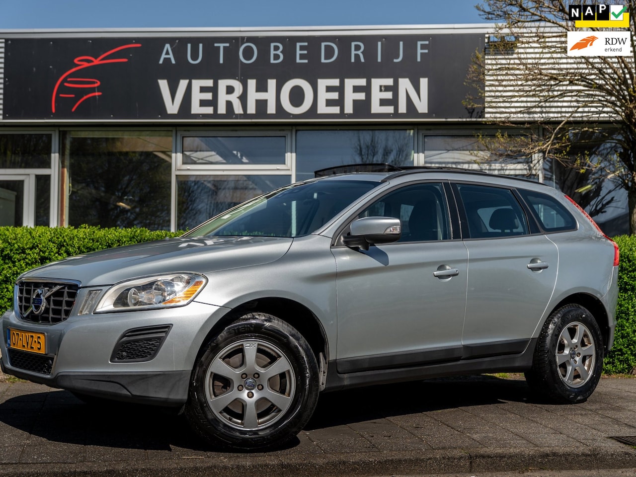 Volvo XC60 - 2.0T Kinetic - AUTOMAAT - PANORAMADAK - TREKHAAK - STOELVERWARMING - CRUISE / CLIMATE - TR - AutoWereld.nl