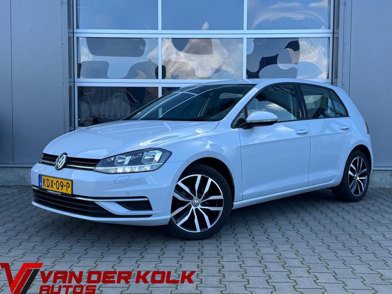 Volkswagen Golf - 1.0 TSI Comfortline | LED | CarPlay | Adaptive Cruise | Navigatie | Climate | Stoelverwarm - AutoWereld.nl