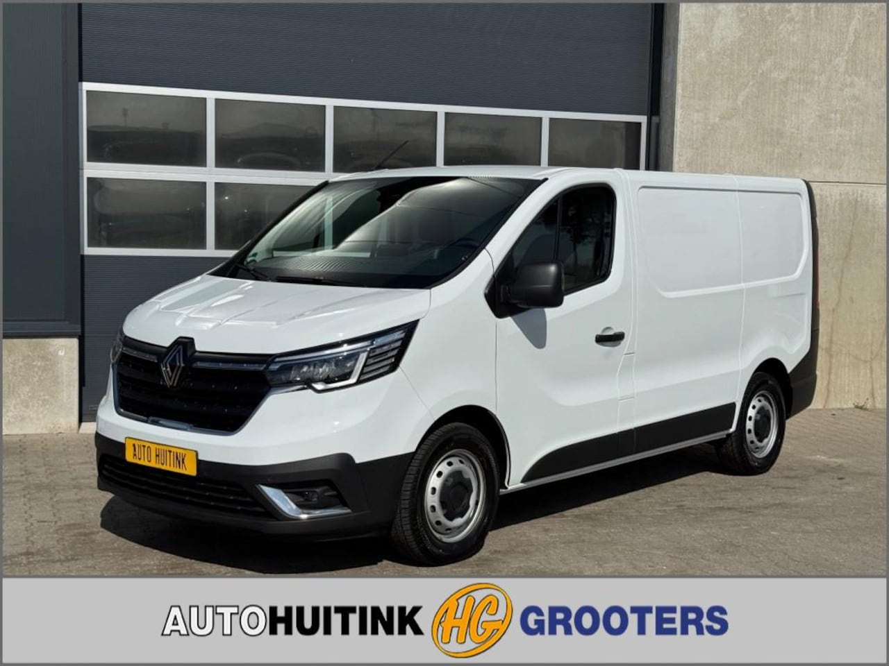 Renault Trafic - 2.0 D 150pk  L1H1 - navi - apple/android - camera - all season banden - AutoWereld.nl