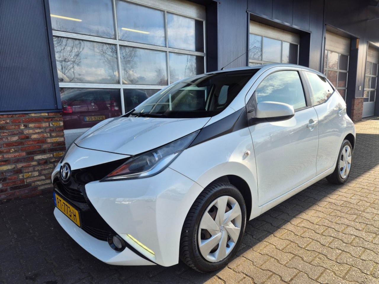 Toyota Aygo - 1.0 VVT-i x-play 1.0 VVT-I X-PLAY, Camera, Carplay, ALL In prijs! - AutoWereld.nl