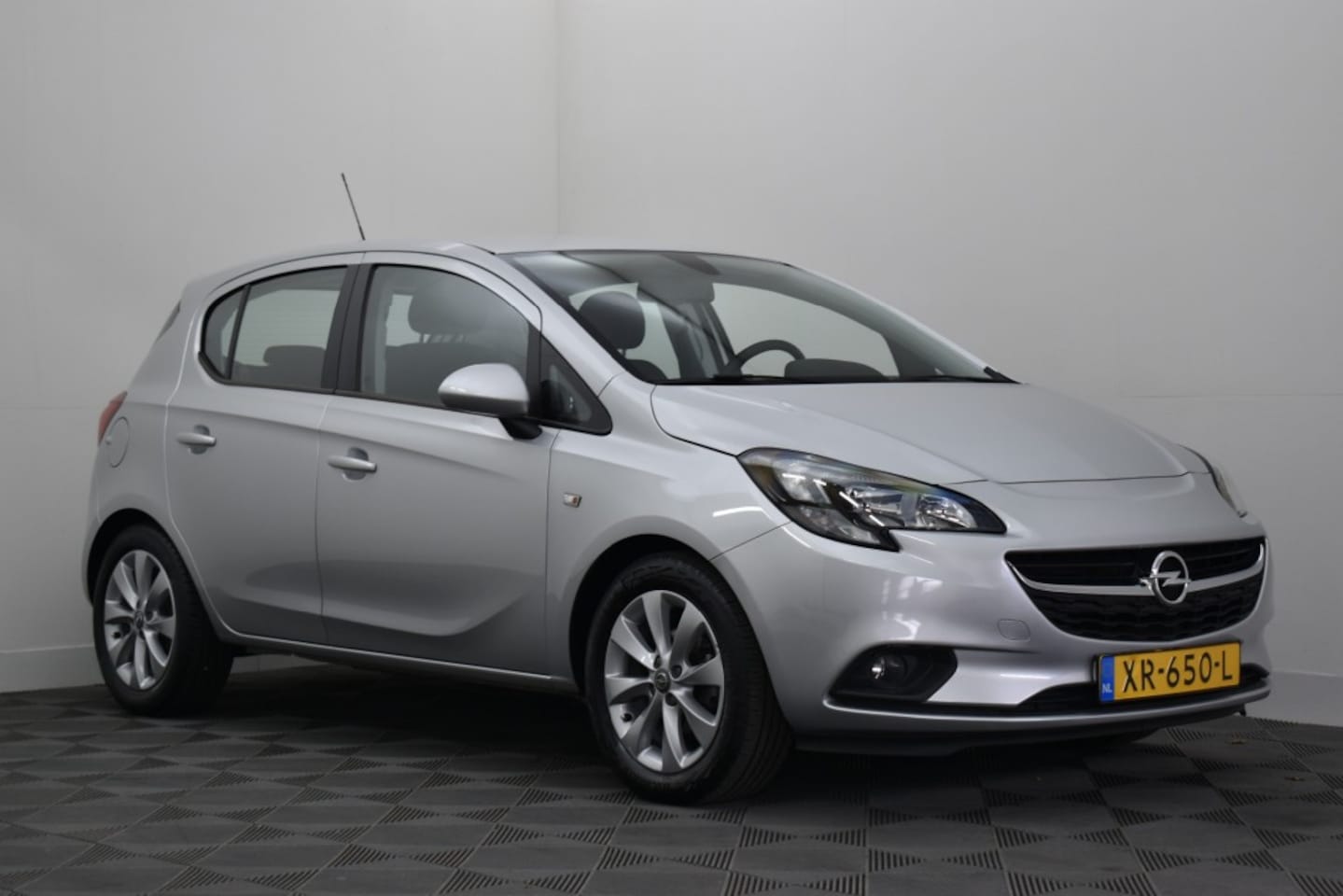 Opel Corsa - 1.4-16V Favourite - AutoWereld.nl
