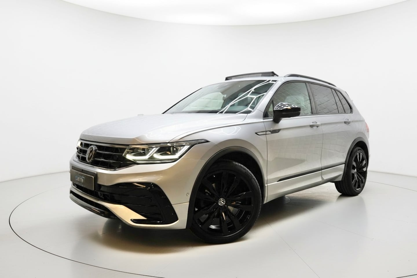 Volkswagen Tiguan - 1.5 TSI 3x R Line PANO VIRTUAL CAM ACC IQ - AutoWereld.nl