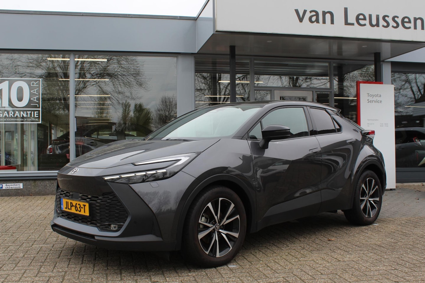 Toyota C-HR - 1.8 HYBRID 140 FIRST-EDITION BI-TONE STOEL/WISSER&STUURVERW. LED KOPLAMPEN DODEHOEK DETECT - AutoWereld.nl