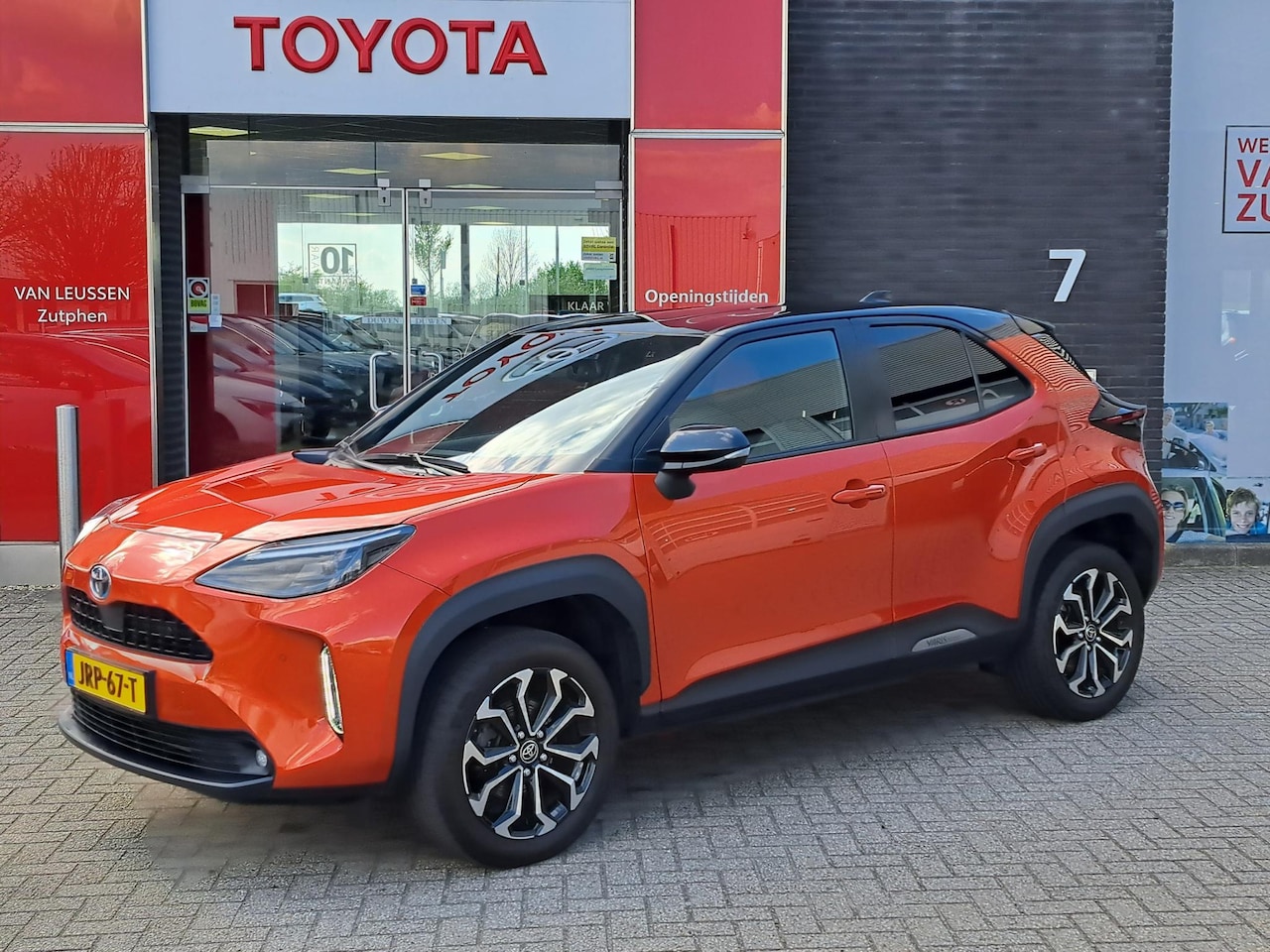 Toyota Yaris Cross - 1.5 Hybrid Dynamic Bi-Tone STUUR- EN STOELVERWARMING PDC VOOR EN ACHTER CAMERA - AutoWereld.nl