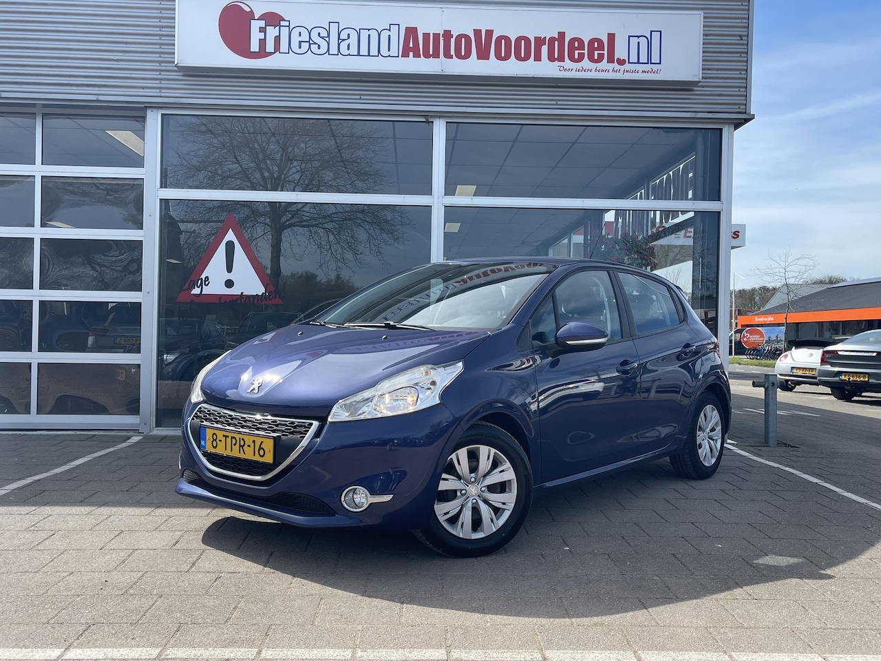 Peugeot 208 - 1.2 e-VTi Envy /Automaat/Cruise/Clima/Trekhaak/Navi/5 drs/ - AutoWereld.nl