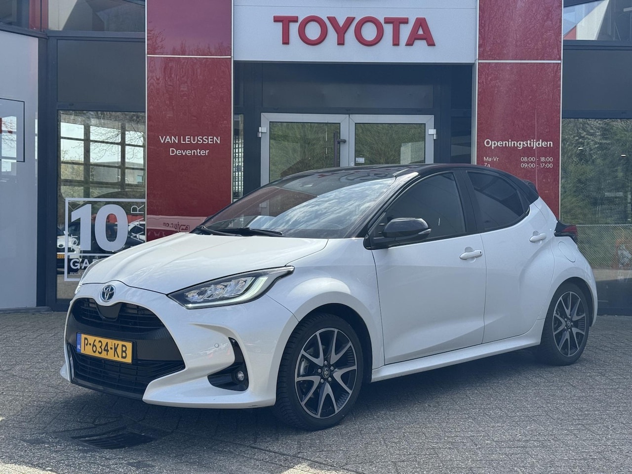 Toyota Yaris - 1.5 Hybrid Executive Bi-tone PARKEERSENSOREN V+A APPLE CARPLAY/ANDROID AUTO AFN TREKHAAK - AutoWereld.nl