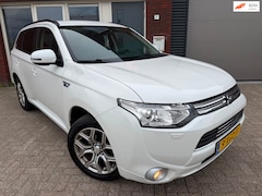 Mitsubishi Outlander - 2.0 PHEV Executive Edition / Leder / Navi / Camera / PDC / DAB