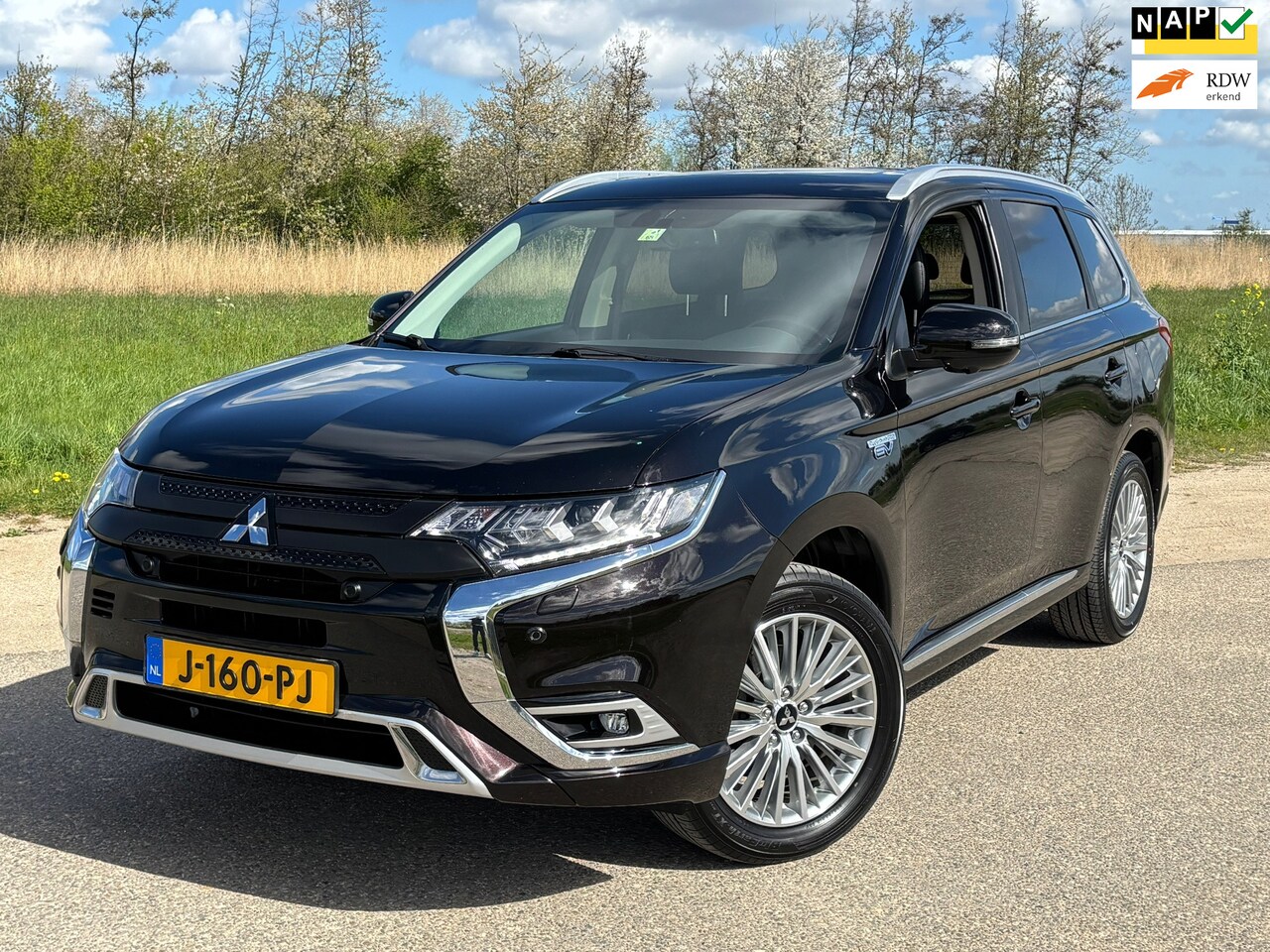 Mitsubishi Outlander - 2.4 PHEV Intense+/Camera/Trekhaak/Schuifdak - AutoWereld.nl