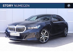 BMW 5-serie - 530e M Sport Automaat / Panoramadak / Parking Assistant Professional / Adaptieve LED / Sto