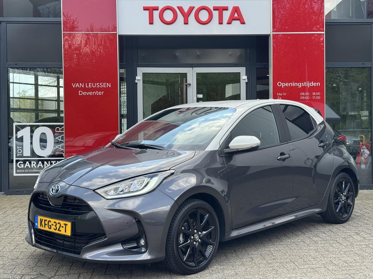 Toyota Yaris - 1.5 Hybrid Executive PARKEERSENSOREN V+A BLINDSPOT 17ÍNCH LICHTMETAAL STOELVERWARM. HEAD U - AutoWereld.nl